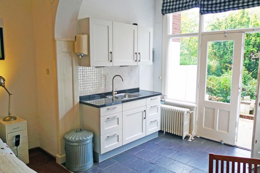Bed & Breakfast Walenburg Ротердам Екстериор снимка